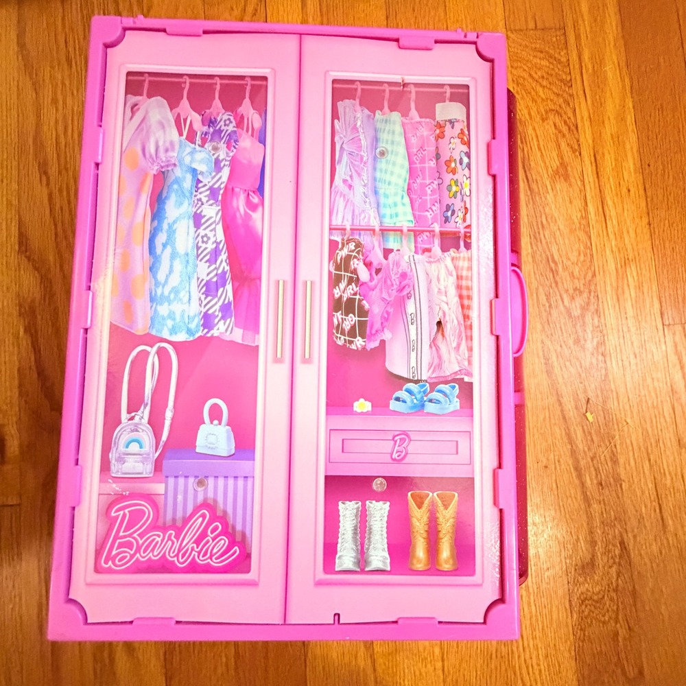 Mattel Barbie DreamCloset 2023 Pink Glitter Portable‎ Fashion Playset HJL66